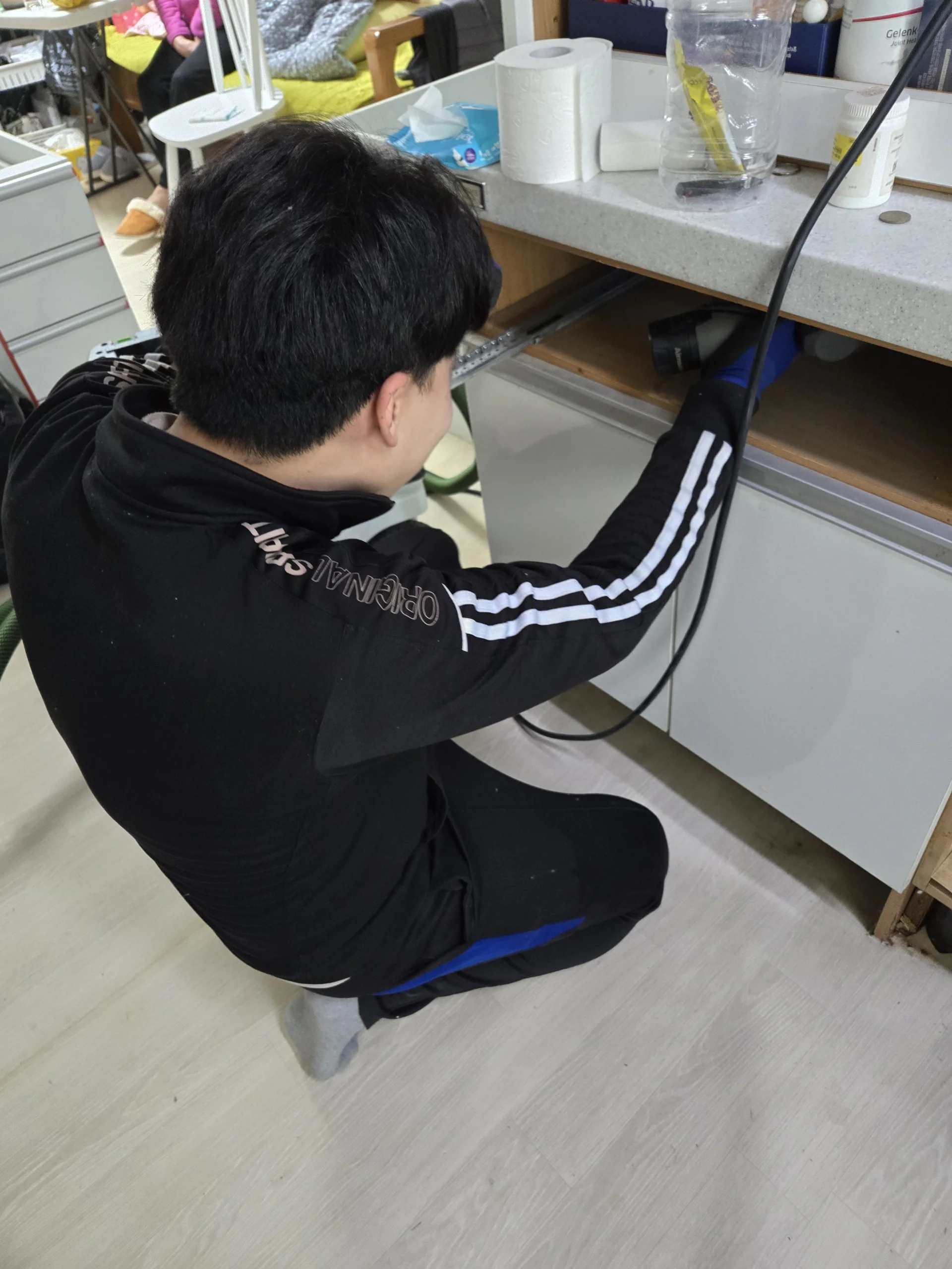 집수리 교육 싱크대 수리 하부장 아래 배관을 직접 만져 점검하는 실습 실제 수강 사진